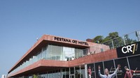 Pria yang akrab disebut CR7 ini dikabarkan akan mengalihfungsikan hotel mewahnya, Pestana CR7 untuk dijadikan rumah sakit khusus untuk pasien Corona.