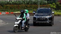 Kawasan Bundaran HI yang biasanya ditutup untuk kendaraan roda dua dan empat setiap Minggu pagi karena kegiatan CFD kini dilintasi oleh sejumlah kendaraan usai Pemprov DKI Jakarta meniadakan kegiatan Car Free Day untuk sementara waktu.