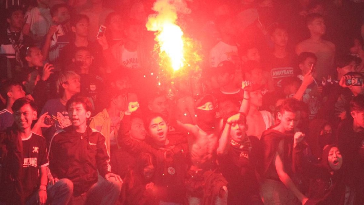 Flare di laga Persib Bandung vs PSS Sleman bikin Robert Rene Alberts gusar. (Foto: Yudha Maulana/detikSport)
