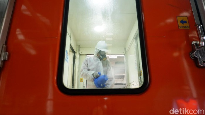 Kereta Api Disemprot Disinfektan