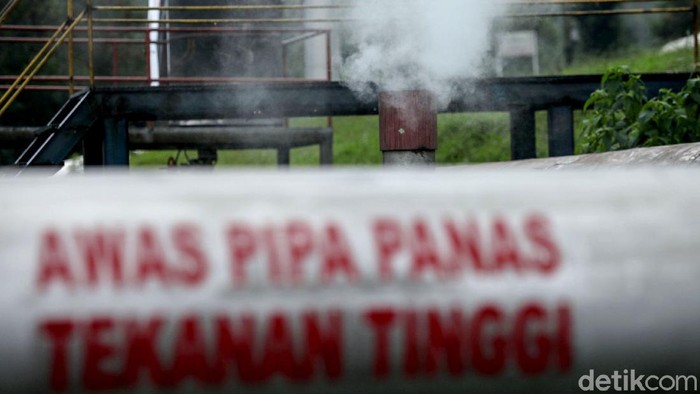 PLTP Kamojang yang berada di Jawa Barat merupakan pembangkit listrik yang mengandalkan tenaga panas bumi. PLTP ini disebut sebagai yang tertua lho di Indonesia.