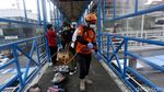 Aksi Petugas Menyemprotkan Disinfektan di Ruang Publik