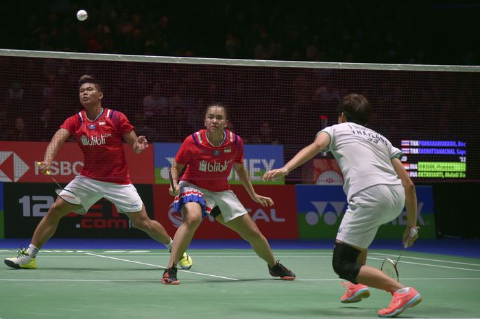 Praveen Jordan/Melati Daeva Oktavianti Praveen Jordan, left, and Melati Daeva Oktavianti, of Indonesia, return a shot to Dechapol Puavaranukroh and Sapsiree Taerattanachai, right, of Thailand, during the Mixed Doubles final match at the All England Open Badminton tournament in Birmingham, England, Sunday, March 15, 2020. (AP Photo/Rui Vieira)