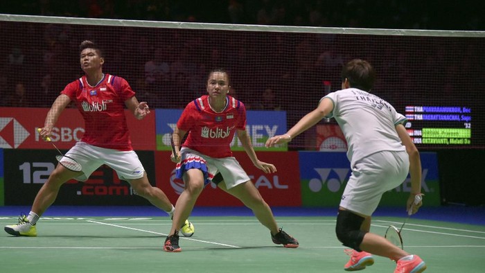 Praveen Jordan, left, and Melati Daeva Oktavianti, of Indonesia, return a shot to Dechapol Puavaranukroh and Sapsiree Taerattanachai, right, of Thailand, during the Mixed Doubles final match at the All England Open Badminton tournament in Birmingham, England, Sunday, March 15, 2020. (AP Photo/Rui Vieira)