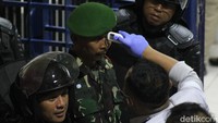 Tidak hanya penonton, petugas keamanan turut dicek suhunya sebelum bertugas ke dalam stadion. (Foto: Yudha Maulana/detikcom)