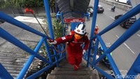 Penyemprotan disinfektan tersebut dilakukan guna mencegah penyebaran virus corona di ruang publik.