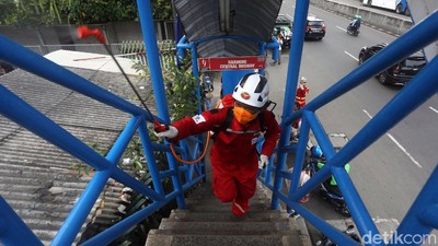 Aksi Petugas Menyemprotkan Disinfektan di Ruang Publik