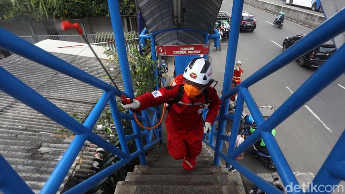 Penyemprotan Disinfektan di Ruang Publik Penyemprotan disinfektan dilakukan sebagai upaya cegah penyebaran corona. Area ruang publik seperti halte bus TransJakarta jadi sasaran penyemprotan disinfektan