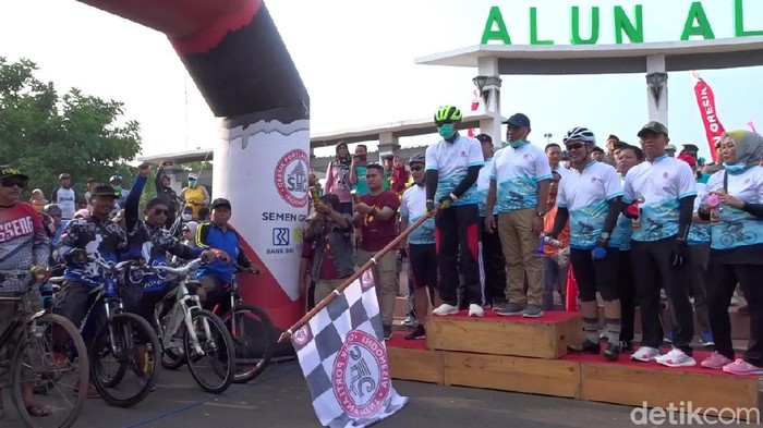 Bupati Rembang Abdul Hafidz lepas peserta gowes lawan Corona, Minggu (15/3/2020)