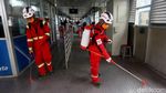Aksi Petugas Menyemprotkan Disinfektan di Ruang Publik