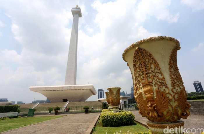 Monas jadi salah satu objek wisata yang ditutup guna cegah penyebaran corona di wilayah Jakarta. Yuk, lihat suasana di Monas yang kini sunyi dari pengunjung.