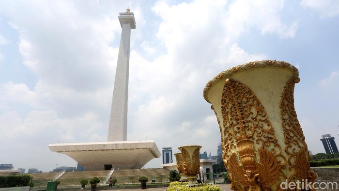 Monas jadi salah satu objek wisata yang ditutup guna cegah penyebaran corona di wilayah Jakarta. Yuk, lihat suasana di Monas yang kini sunyi dari pengunjung.