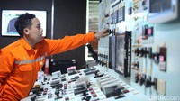 Seorang petugas sedang mengoperasikan alat di salah satu ruangan yang berada di kawasan PLTP Kamojang.