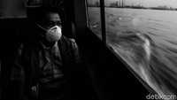 Sejumlah warga pun melakukan antisipasi pencegahan virus corona dengan mengenakan masker saat beraktivitas di luar ruangan.