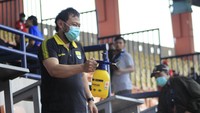 Penyemprotan dilakukan panpel laga di seluruh area tribun penonton Stadion Si Jalak Harupat. (Foto: Ydha Maulana/detikcom)