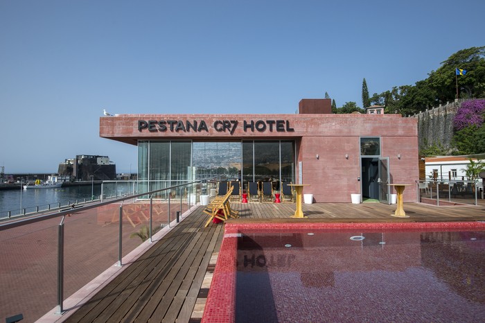 Christiano Ronaldo terkenal sebagai sosok yang dermawan. Belum lama ini ia dikabarkan mengubah hotel mewahnya menjadi rumah sakit khusus corona.