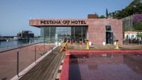 Di pulau kelahiran pesepakbola Christiano Ronaldo ini juga ada berdiri hotel miliknya yang terletak di pesisir pantai ini. Hotel itu bernama Pesta CR7. Di sana traveler juga bisa mengunjungi Museum Christiano Ronaldo. (Foto: Getty Images/Octavio Passos)