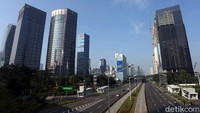 Sejumlah kendaraan tampak hilir mudik di kawasan Bundaran HI yang untuk beberapa waktu meniadakan kegiatan Car Free Day (CFD) di kawasan tersebut.
