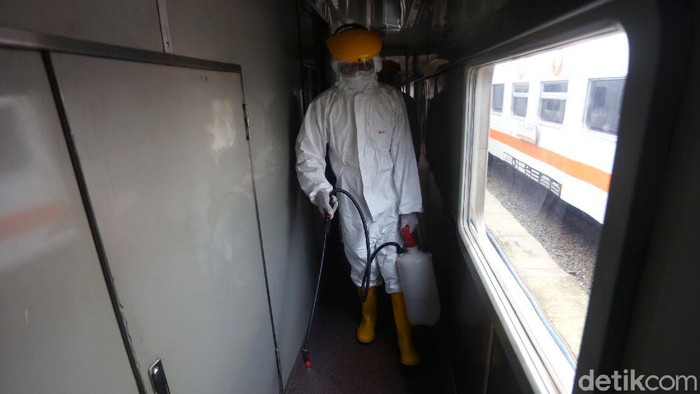 Gerbong kereta jarak jauh di Stasiun Pasar Senen turut disemprot disinfektan. Hal itu dilakukan sebagai upaya pencegahan penyebaran virus corona.