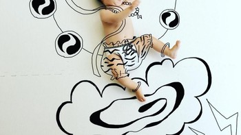 Mulanya Yota membuat gambar doodlenya. Foto: Instagram/yota7454