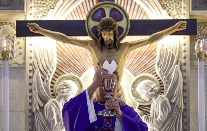 Gereja di Filipina Terapkan Ibadah Online Guna Cegah Corona Sebuah gereja di Kota Quezon, Filipina, mulai menerapkan ibadah secara online atau streaming. Kegiatan itu digelar guna mengantisipasi penyebaran COVID-19.