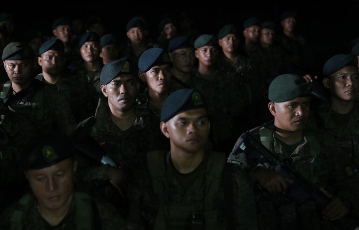 Manila Lockdown Imbas Virus Corona Ribuan polisi beserta tentara dikerahkan untuk amankan kawasan Manila yang mulai dikunci hari ini, Minggu (15/3). Lockdown dilakukan guna mencegah virus corona.