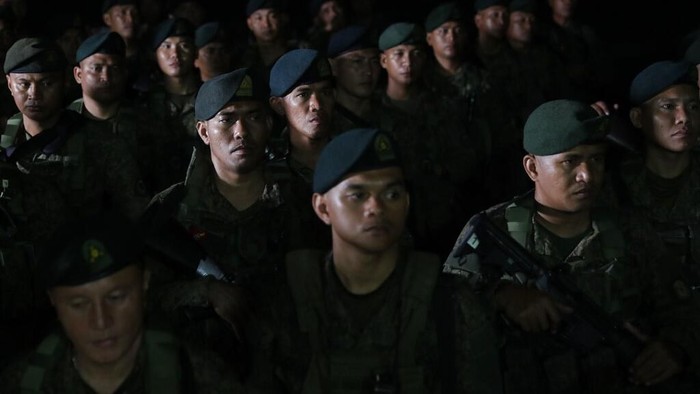 Ribuan polisi beserta tentara dikerahkan untuk amankan kawasan Manila yang mulai dikunci hari ini, Minggu (15/3). Lockdown dilakukan guna mencegah virus corona.