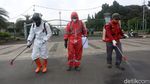 Aksi Petugas Menyemprotkan Disinfektan di Ruang Publik