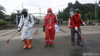 Area di sekitar Monumen Nasional turut disemprot disinfektan oleh petugas.