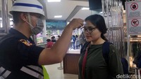 Pengecekan suhu tubuh penumpang sudah diterapkan di Stasiun Purwakarta, Bandung, Cibatu, Tasikmalaya dan Banjar. Menurut dia, jika ada penumpang suhu tubuhnya di atas 38 derajat Celcius, pihak KAI melarang penumpang melanjutkan perjalanan dan bea cukai tiket penumpang tersebut akan dikembalikan secara penuh.