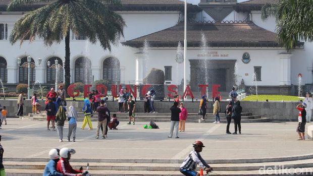Pandemi Corona, Kawasan Gasibu Bandung Tetap Ramai Dikunjungi Warga