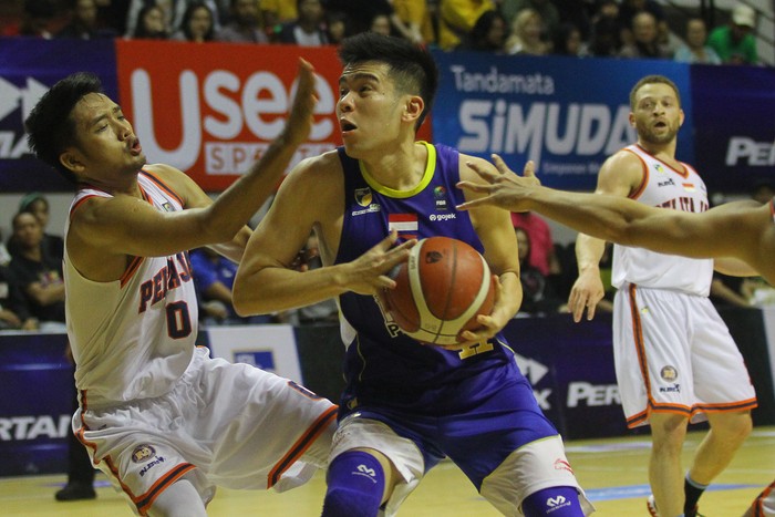 Pebasket Satria Muda Pertamina Rivaldo Tandra Pangesthio (kanan) berusaha melewati pebasket Pelita Jaya Bakrie Respati Ragil Pamungkas pada pertandingan seri keenam Indonesian Basketball League (IBL) Pertamax 2020 di DBL Arena, Surabaya, Jawa Timur, Minggu (8/3/2020). Satria Muda Pertamina menang atas Pelita Jaya Bakrie dengan skor akhir 88-68. ANTARA FOTO/Moch Asim/hp.