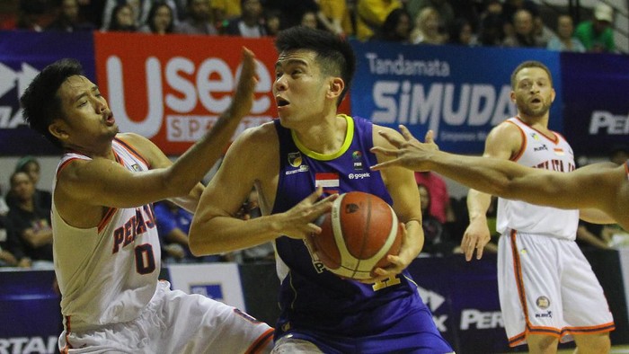 Pebasket Satria Muda Pertamina Rivaldo Tandra Pangesthio (kanan) berusaha melewati pebasket Pelita Jaya Bakrie Respati Ragil Pamungkas pada pertandingan seri keenam Indonesian Basketball League (IBL) Pertamax 2020 di DBL Arena, Surabaya, Jawa Timur, Minggu (8/3/2020). Satria Muda Pertamina menang atas Pelita Jaya Bakrie dengan skor akhir 88-68. ANTARA FOTO/Moch Asim/hp.