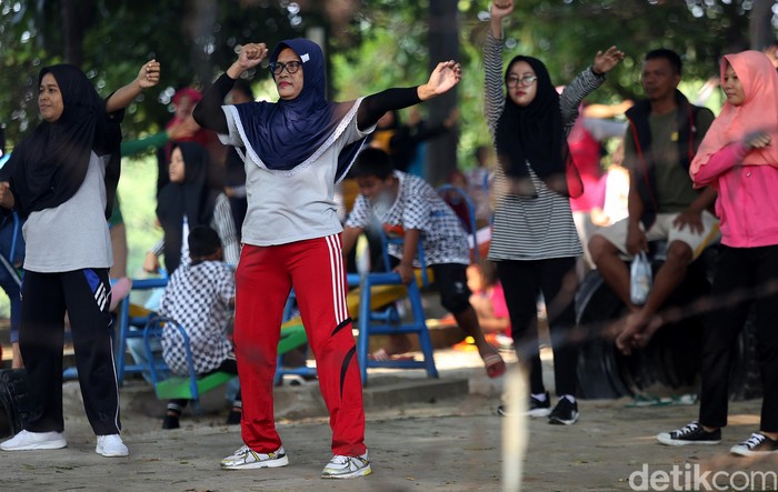 Warga Berolahraga di Kanal Banjir Timur Jakarta Jalan Inspeksi di kawasan Kanal Banjir Timur ramai dipenuhi warga beraktivitas. Tak sedikit yang datang berolahraga atau mengisi akhir pekan bersama keluarga.