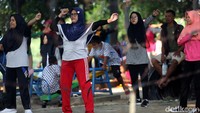 Sejumlah warga tampak berolahraga di Jalan Inspeksi yang berada di kawasan Kanal Banjir Timur, Jakarta, Minggu (15/3/2020).