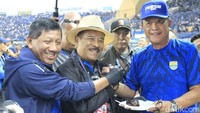 Ada acara potong kue ulang sebelum pertandingan Persib Bandung vs PSS dimulai (Foto: Yudha Maulana/detikcom)