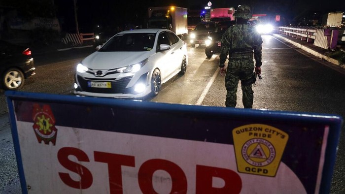 Ribuan polisi beserta tentara dikerahkan untuk amankan kawasan Manila yang mulai dikunci hari ini, Minggu (15/3). Lockdown dilakukan guna mencegah virus corona.