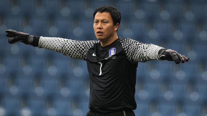 LONDON, ENGLAND - MARCH 03:  Lee Woon-Jae goalkeeper for Korea looks on during the International Friendly match between Ivory Coast and Republic of Korea played at Loftus Road on March 3, 2010 in London, England.  (Photo by Hamish Blair/Getty Images)