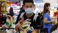 Edhie mencontohkan kasus lockdown di Filipina. Presiden Duterte bekerja sama dengan dua konglomerat besar negara tersebut, San Miguel Corporation dan Ayala Corporation untuk menyediakan makanan. AP Photo/Aaron Favila.
