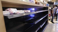 Penampakan salah satu rak yang berada di supermarket di Kota Manila, yang kosong usai warga memborong sejumlah produk makanan dan kebutuhan harian lainnya sebagai persediaan di rumah jelang lockdown yang mulai diberlakukan pada Minggu (15/3/2020).