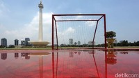 Kawasan Monas yang kerap jadi pilihan warga maupun wisatawan untuk mengisi akhir pekan bersama keluarga kini sunyi dari pengunjung.