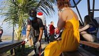 Selain di pantai, petugas juga turut menyemprotkan disinfektan di salah satu pelabuhan yang berada di kawasan Bali. Para petugas menyisir seluruh area yang berada di pelabuhan tersebut untuk disemprotkan disinfektan.