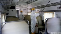 Dengan mengenakan pakaian pelindung khusus, sarung tangan, serta kacamata dan masker para petugas menyemprotkan disinfektan ke seluruh bagian di dalam gerbong kereta tersebut.