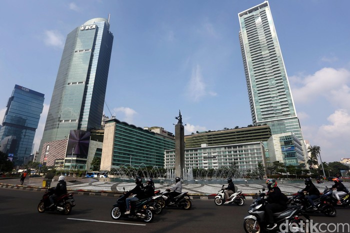 Car Free Day Ditiadakan di Kawasan Bundaran HI Car Free Day (CFD) di kawasan Bundaran HI dihentikan sementara guna cegah penyebaran virus corona. Seperti apa suasana di kawasan Bundaran HI hari ini?