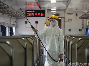 Gerbong Kereta di Stasiun Pasar Senen Disemprot Disinfektan