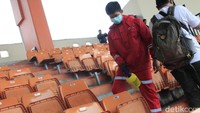 Kegiatan penyemprotan disinfektan ini dilakukan panpel bekerja sama dengan PMI Kota Bandung. (Foto: Yudha Maulana/detikcom)