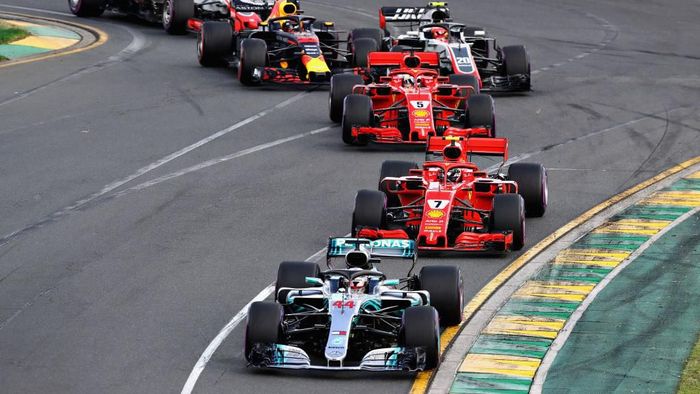 937567352 MELBOURNE, AUSTRALIA - MARCH 25: Lewis Hamilton of Great Britain driving the (44) Mercedes AMG Petronas F1 Team Mercedes WO9 leads Kimi Raikkonen of Finland driving the (7) Scuderia Ferrari SF71H , Sebastian Vettel of Germany driving the (5) Scuderia Ferrari SF71H and the rest of the field at the start during the Australian Formula One Grand Prix at Albert Park on March 25, 2018 in Melbourne, Australia. (Photo by Mark Thompson/Getty Images)
