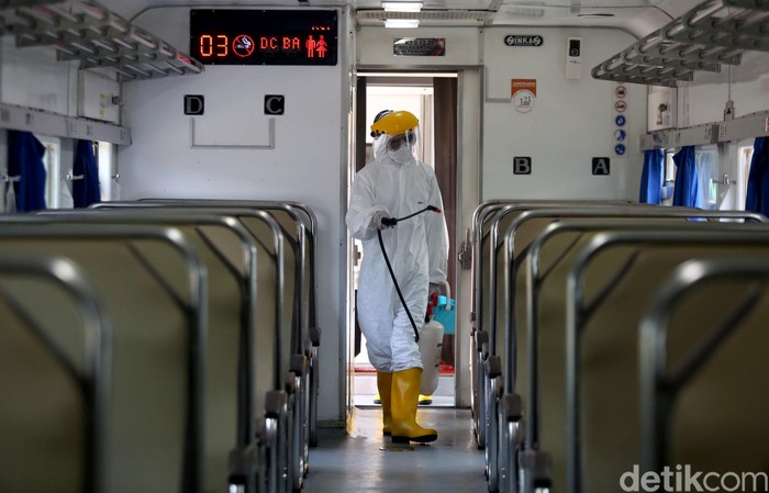 Penyemprotan Disinfektan di Gerbong Kereta Gerbong kereta jarak jauh di Stasiun Pasar Senen turut disemprot disinfektan. Hal itu dilakukan sebagai upaya pencegahan penyebaran virus corona.
