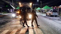 Para petugas gabungan tersebut bersiaga di sejumlah lokasi untuk memeriksa kendaraan yang melintas di kawasan Metro Manila, Filipina.
