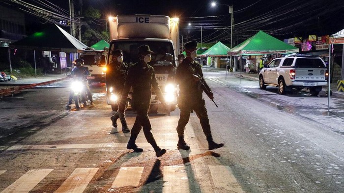 Manila Lockdown Imbas Virus Corona Ribuan polisi beserta tentara dikerahkan untuk amankan kawasan Manila yang mulai dikunci hari ini, Minggu (15/3). Lockdown dilakukan guna mencegah virus corona.